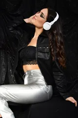 Campera negra de simil cuero con cierre central, cuello clásico y dos bolsillos con solapa en el pecho.