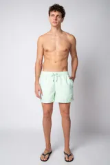 Short de baño verde agua con efecto desgastado, cintura elástica con cordón ajustable y bolsillos laterales.