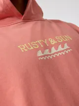 Canguro con capucha celeste con estampado delantero y trasero.