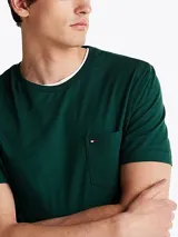 Remera verde de algodón con cuello redondo y bolsillo de parche en el pecho.