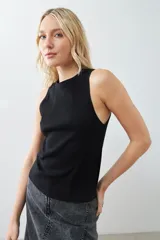 Musculosa color crudo de tejido de punto canalé, sin mangas y cuello redondo.