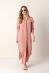 Camisola larga color rosado, estilo camisa, confeccionada en lino.