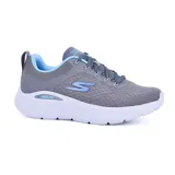Championes deportivos Skechers Go Run Lite color gris con detalles celestes. Capellada de malla reciclada, cordones de poliéster reciclado, plantilla Air-Cooled Goga Mat, entresuela Ultra Go y suela de tracción flexible.