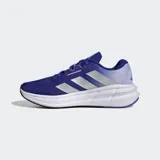 Championes de running Adidas Questar 3, color azul con detalles plateados y suela blanca.