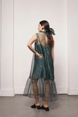 Vestido largo y amplio con cuello alto y mangas cortas abullonadas. Diseño a rayas verticales en tonos dorado y gris. Incluye viso liso al tono.