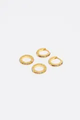 Par de aros tipo argolla plateados, formados por dos aros entrelazados. El aro exterior está engastado con pequeñas piedras de colores (rosado, celeste, amarillo) y tiene letras grabadas en el metal.