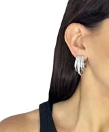 Aros tipo argollas plateadas con múltiples vueltas de zirconia.