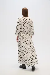 Falda larga de viscosa con estampado de lunares negros sobre fondo blanco y cintura elastizada.