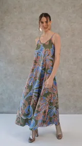 Vestido largo con estampado floral, de tirantes finos y corte suelto.