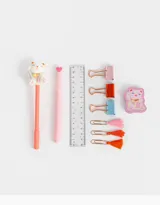 Set de librería que incluye una cartuchera de PVC transparente con estampado de gatos de la suerte, dos lapiceras, una regla, tres clips, tres binder clips y una goma de borrar.