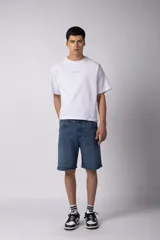 Bermuda de jean gris oscuro, corte recto y largo hasta la rodilla.