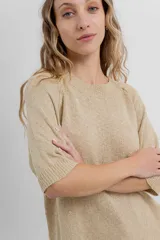 Buzo ligero de tejido fino color gris, con calce relajado, mangas 3/4 y escote redondo.