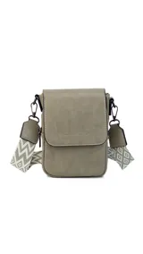 Bandolera negra de cuero sintético con solapa y cierre magnético. Tiene dos compartimentos internos con cierre y un bolsillo adicional. Incluye correa de galón ajustable y desmontable con diseño geométrico en blanco y negro.