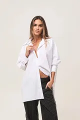 Camisa blanca amplia de poplin con mangas largas entalladas.