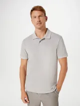 Camiseta tipo polo de manga corta, color azul oscuro, con cuello y tapeta de dos botones.