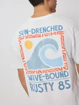 Remera celeste de algodón con estampado del logo de la marca Rusty en el frente y la espalda.
