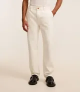 Pantalón de hombre color crudo, de corte recto, confeccionado en sarga de algodón. Cuenta con cintura con trabillas, cierre tradicional, bolsillos y etiqueta aplicada.