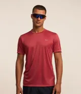 Remera deportiva blanca de poliéster, con cuello redondo, mangas cortas y recortes laterales.