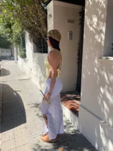 Top amarillo pálido con escote halter y espalda descubierta.