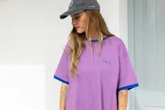 Gorra marrón de algodón con visera curva y bordado frontal con la palabra "HAHA" repetida en círculo.