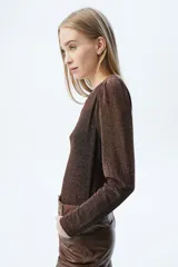 Remera marrón de tela elastizada de lurex, de calce al cuerpo, con cuello a la base y mangas estilo princesa.