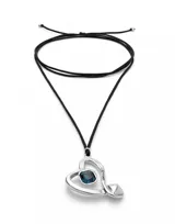 Colgante largo con cordón negro efecto seda y dije de corazón plateado con cristal azul.