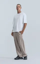 Remera blanca de algodón con corte crop, calce oversize, hombros caídos y cuello redondo.