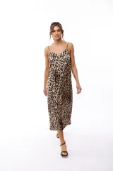 Vestido midi con estampado animal print de leopardo, breteles finos y escote en V.