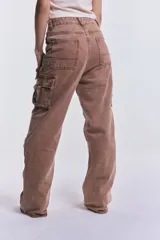 Pantalón cargo de denim color camel, de tiro medio y corte suelto.