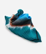 Pañuelo cuadrado de satén plisado con estampa abstracta en tonos celeste y azul. Accesorio de origen sostenible.