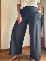 Pantalón palazzo gris oscuro de lycra de algodón con tiro alto, faja ancha en la cintura, bolsillos laterales y corte amplio.