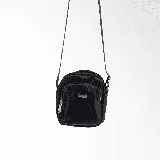 Morral pequeño negro de tela sintética, con correa larga regulable y cierre superior.