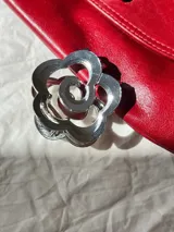 Pinza plateada para el pelo con forma de rosa. Fabricada en aleación.