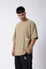 Remera negra oversize de algodón con cuello redondo y mangas cortas. Estampado pequeño en el frente y estampado grande en la espalda con la frase "Curbside Treasure".