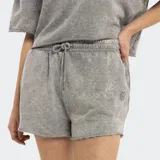 Short deportivo gris con efecto lavado, cintura elastizada con cordón ajustable, corte holgado y ruedo desflecado.