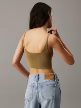 Corpiño corto color verde oliva, tejido en viscosa sostenible, con diseño de tirantes finos, cuello en V bajo y ajuste slim que realza la silueta.