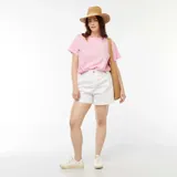 Remera rosa de algodón con cuello redondo y manga corta. Presenta un corte en el hombro que crea una abertura con efecto retorcido.