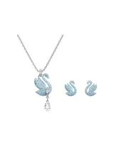 Conjunto de collar y aros Swarovski Iconic Swan, con forma de cisne y cristales color azul hielo. El collar presenta un dije colgante con una piedra en forma de pera.