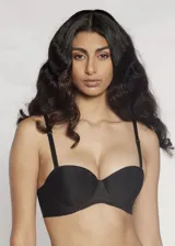 Soutien balconette negro de microfibra sin costuras, con copa preformada y aro invisible. Breteles regulables y desmontables.