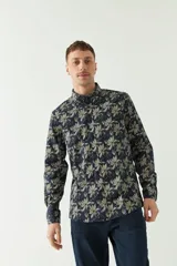 Camisa de manga larga con estampado de hojas en tonos azul marino y negro.