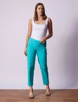 Pantalón de vestir color turquesa, marca Zac & Rachel, corte recto y largo al tobillo.