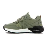 Zapatilla deportiva tipo trekking o lifestyle, color verde militar con detalles en naranja y negro. Presenta una capellada mixta de malla y material sintético, entresuela gruesa blanca y suela negra con relieve. En el lateral tiene un logo naranja con forma de número 71 y en el talón negro se lee "MAX PROTECT".