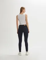 Pantalón de jean chupín de tiro alto, color azul oscuro.