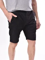 Short negro de poliéster con cintura elástica y cordón ajustable.
