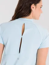 Remera celeste de manga corta con cuello redondo y abertura en la espalda.