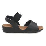 Sandalia casual de cuero color negro con suela color caramelo. Cuenta con una tira ancha de cuero con perforaciones en la parte delantera y una tira elástica en el tobillo para mayor ajuste.