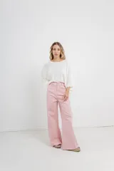 Pantalón de tiro alto, corte palazzo amplio y fluido, color celeste claro. Presenta bolsillos delanteros y traseros tipo jean, con logo metálico Peach en la parte posterior.