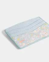 Tarjetero color celeste con estampado floral y tres ranuras para tarjetas.