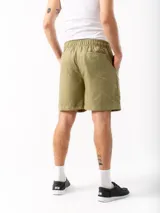 Shorts de hombre color oliva con cintura elástica, dos bolsillos laterales y un bolsillo trasero.