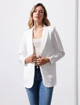 Blazer entallado color beige, marca Robert Louis. Cuello con solapa y abertura central con botón. Delantera con bolsillos.